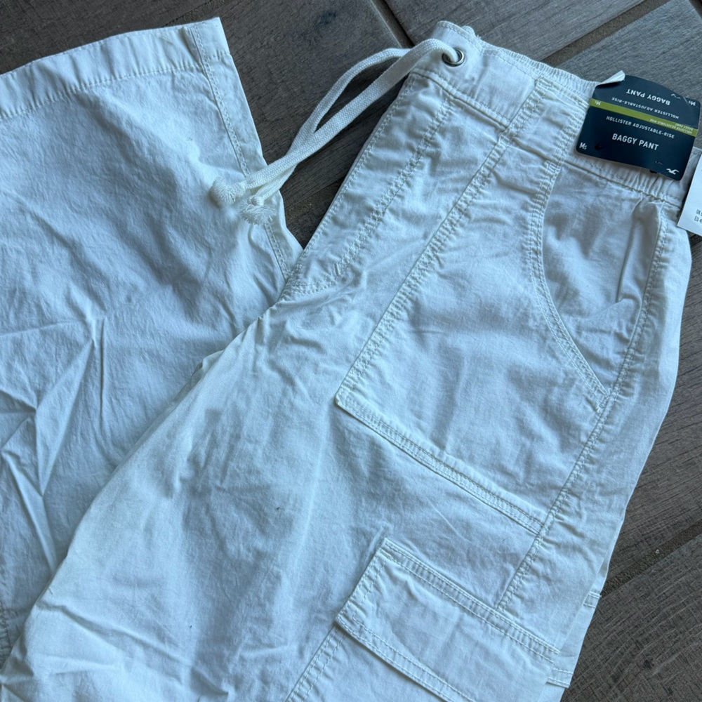 Hollister Women’s White Cargo baggy pants*Medium*New with Tags*